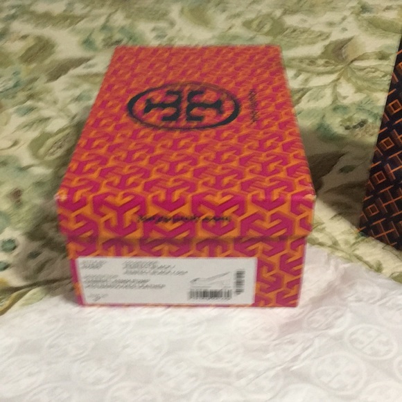 Large Tory Burch Gift Bag, shoe box and 3 sheets of tissue paper. - Picture 4 of 6